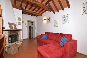 21-Zoll-Flachbildfernseher mit Kabelempfang, Kamin