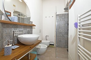 Standard Apartment, Multiple Bedrooms, Mountainside (Casa Guna) | Bathroom | Separate bathtub and shower, bidet, towels, soap - Casa Guna (Asciano)
