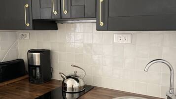 Réfrigérateur, micro-ondes, plaque de cuisson, cafetière/bouilloire