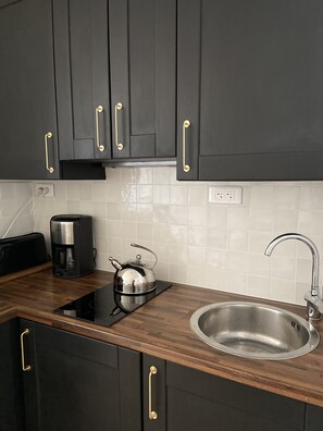 Réfrigérateur, micro-ondes, plaque de cuisson, cafetière/bouilloire