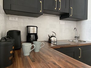 Réfrigérateur, micro-ondes, plaque de cuisson, cafetière/bouilloire