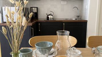 Réfrigérateur, micro-ondes, plaque de cuisson, cafetière/bouilloire