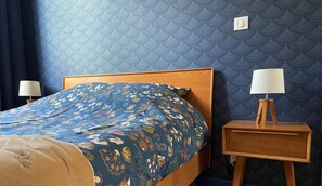 1 quarto, ferros/tábuas de passar roupa, berço de viagem