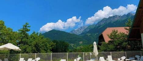 من حمّامات السباحة المغطاة، حمّام سباحة خارجي