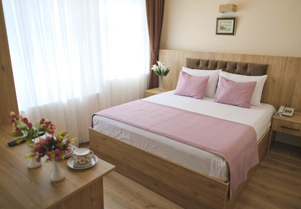 Standard Room | Hypo-allergenic bedding, free cribs/infant beds, free WiFi, bed sheets