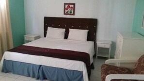Iron/ironing board, WiFi, bed sheets - Studio Condo With Wi-fi, Ocho Rios (Ocho Rios)