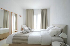 3 bedrooms, Egyptian cotton sheets, premium bedding, in-room safe - Villa Super Two (Mykonos)