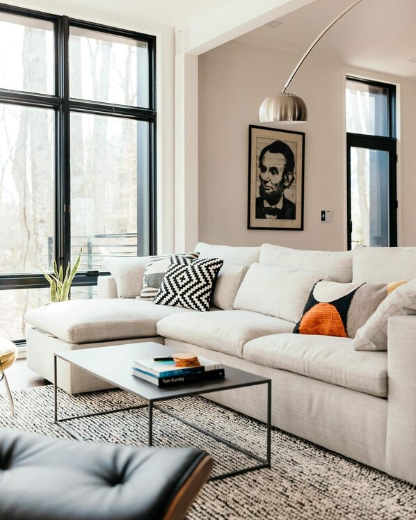 Smart TV y chimenea 