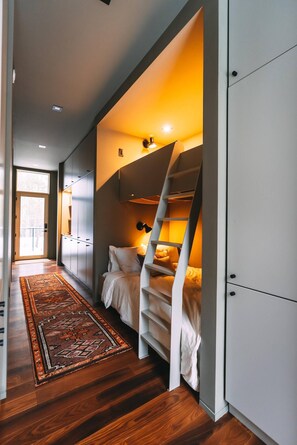 3 bedrooms, travel cot, free WiFi, bed sheets