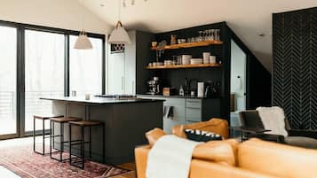 Smart TV, chimenea y estéreo