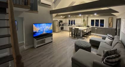 The Bolton Lodge & Suites - Full Estate with Pool