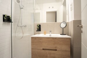 Bathroom - Limehome Madrid C. de Fomento (Madrid)