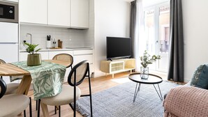 A modern apartment with a kitchen, dining area, and living room. - Limehome Madrid C. de Fomento (Madrid)