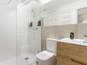 Ducha, artículos de higiene personal ecológicos y secador de pelo