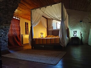 4 bedrooms, desk, travel crib, free WiFi