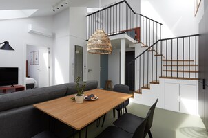 Two Bedroom Apartment | Area keluarga | Smart TV 43-inci dengan saluran TV kabel, TV, dan layanan streaming