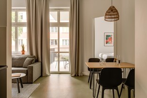 One Bedroom Apartment | Brankas, ruang kerja ramah laptop, tirai kedap cahaya, dan kedap suara