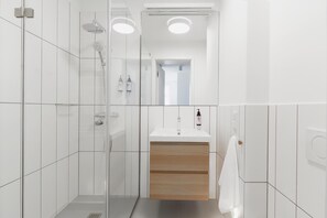 Bruser, miljøvenlige toiletartikler, hårtørrer, gulvvarme (badeværelse)