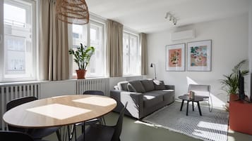 One Bedroom Apartment | 房內用餐區