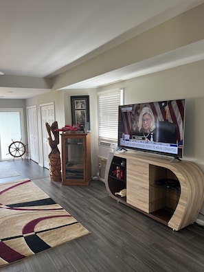 Interior - Cottrelville Cottage (Marine City)