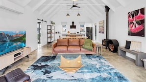 TV - Alpine Barn Retreat, Bright (Bright)
