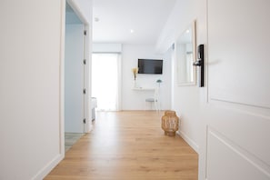 Desk, laptop workspace, free WiFi, bed sheets - Hotel Fleming Playa Poniente (Benidorm)