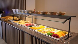 A buffet with various food items and baskets on a counter. - Hotel Fleming Playa Poniente (Benidorm)