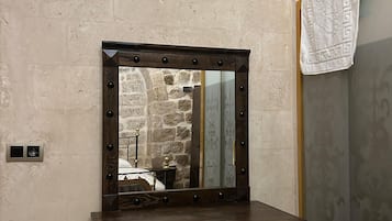 Habitación Premium doble | Ropa de cama de alta calidad, caja fuerte, tabla de planchar con plancha