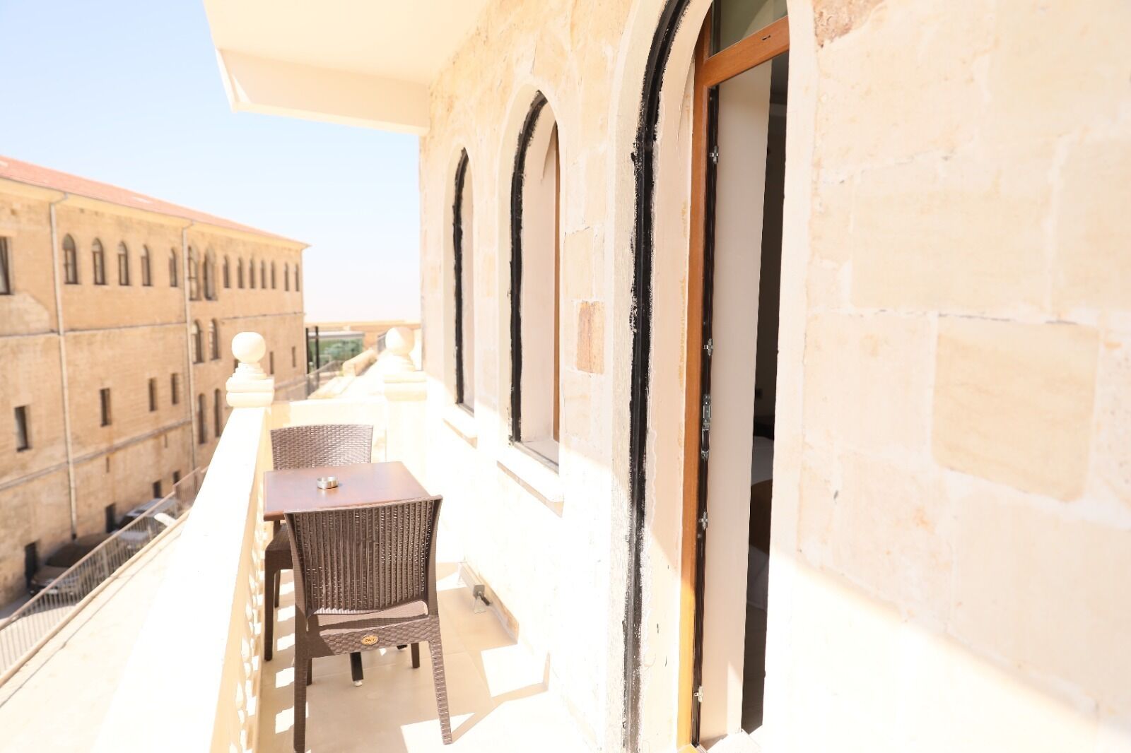 华丽三人房 | 起居区 | 82-英寸LED 电视（配备卫星频道）