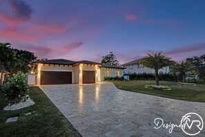 Fassade der Unterkunft – Abend/Nacht