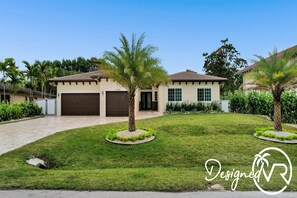 Front of property - CASA NOBU Modern 6BR w POOL & Gameroom (Sunrise)