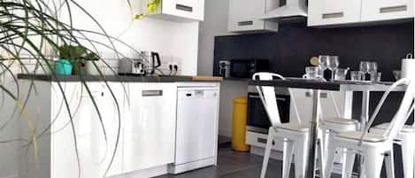 Een koelkast, een microgolfoven, een oven, een kookplaat