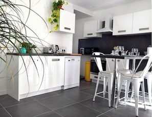 Kühlschrank, Mikrowelle, Ofen, Herdplatte