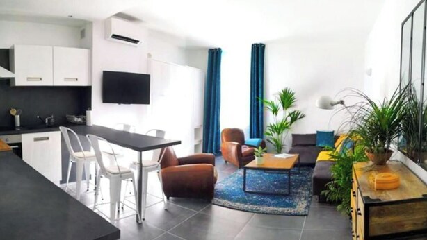 Een modern appartement met keuken, eetruimte en woonkamer.
