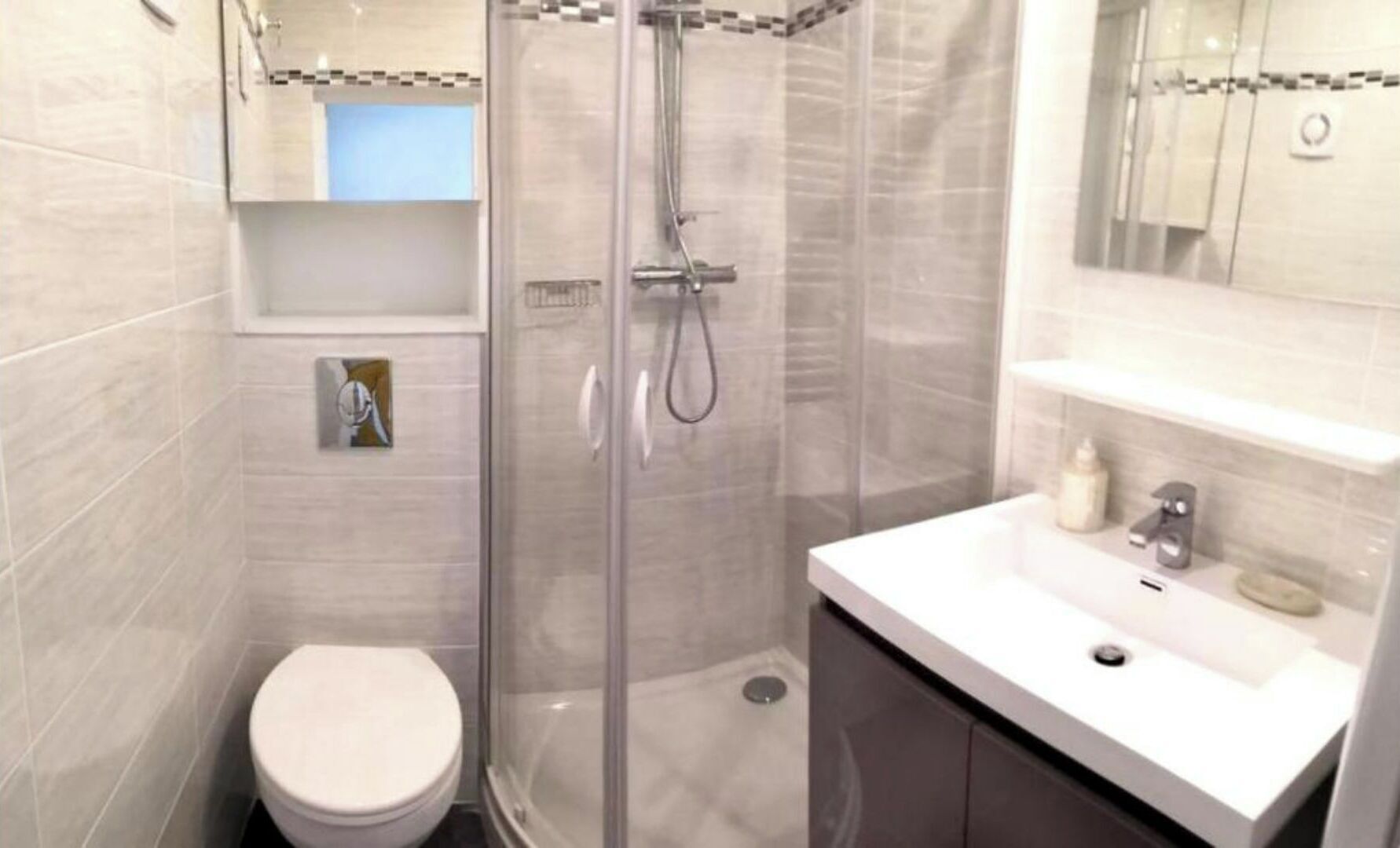 Doccia, asciugacapelli, asciugamani, sapone