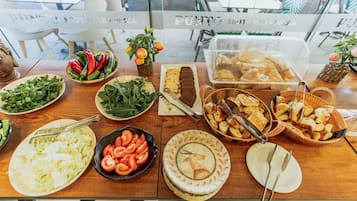 Café da manhã com buffet todos os dias (EUR 10 por pessoa)