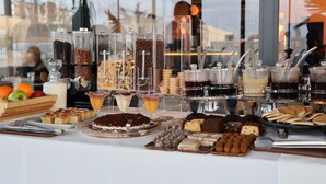Una mesa de buffet con diversos alimentos y bebidas.