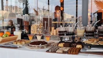 Petit déjeuner buffet (10 EUR par personne)