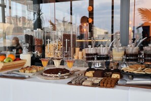 Desayuno buffet diario (EUR 10 por persona)