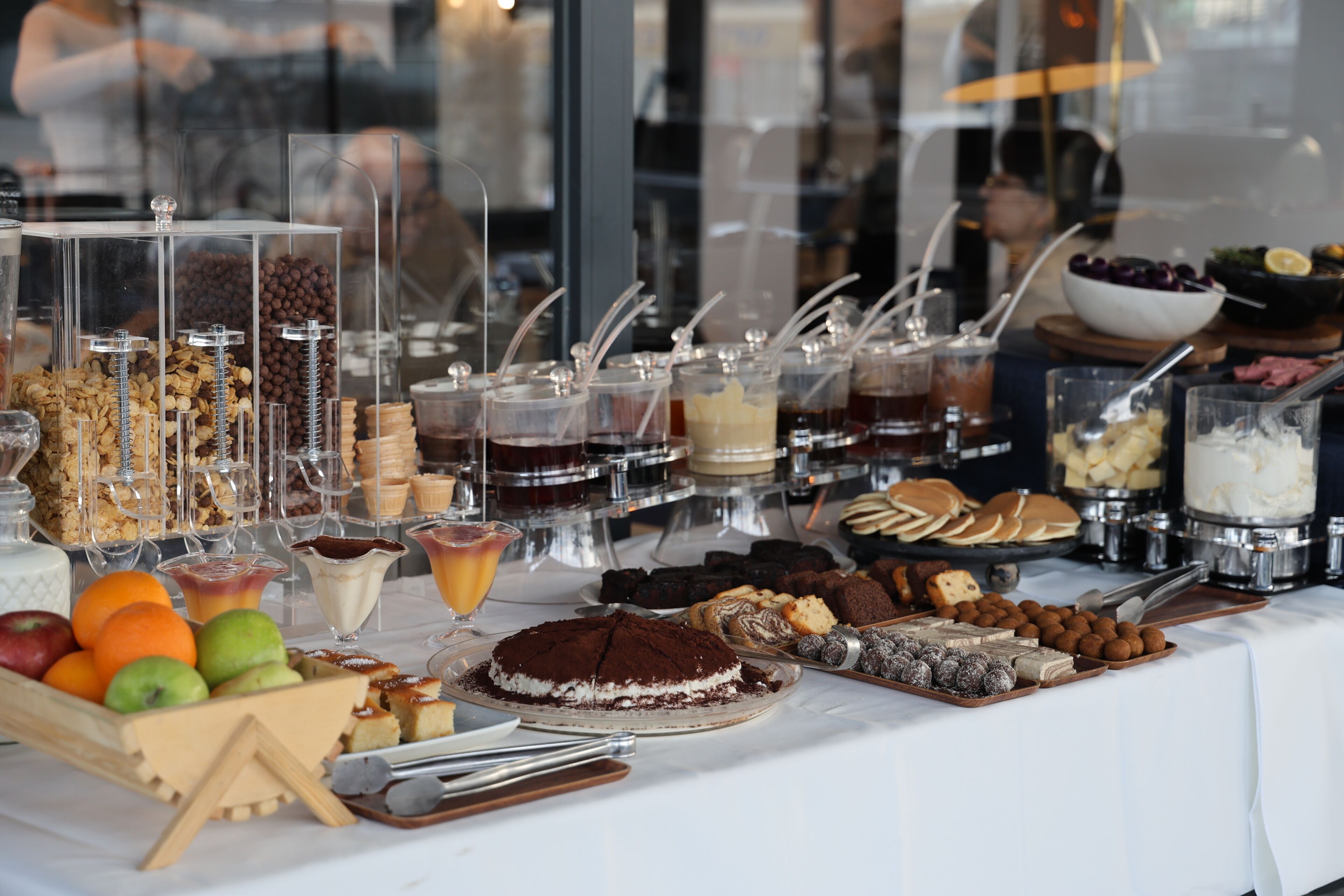 Ein reichhaltiges Buffet mit verschiedenen Speisen und Geschirr.