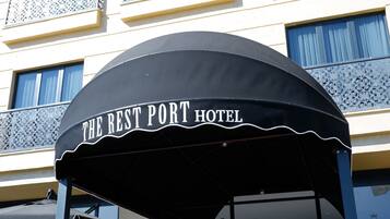 Un toldo negro con la inscripción 'THE REST PORT HOTEL'.