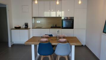 Een koelkast, een magnetron, een oven, een kookplaat