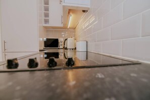 電冰箱、微波爐、烤箱、爐台