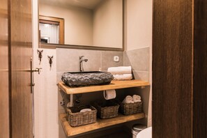 Dusche, Haartrockner, Handtücher, Seife