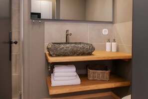 تجهيزات دش، مجففات شعر، مناشف، صابون