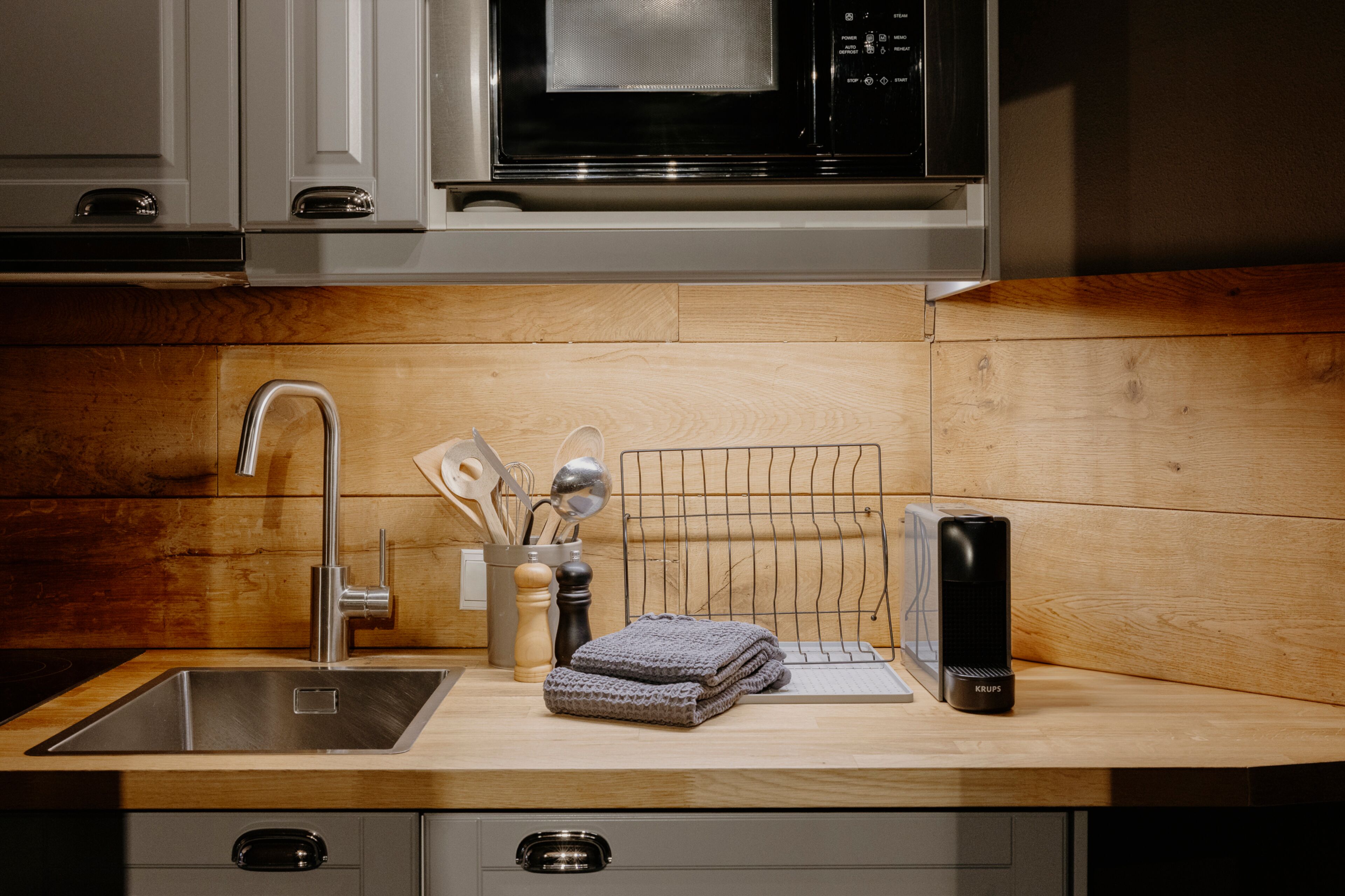 Kühlschrank, Mikrowelle, Herdplatte, Wasserkocher mit Kaffee-/Teezubehör