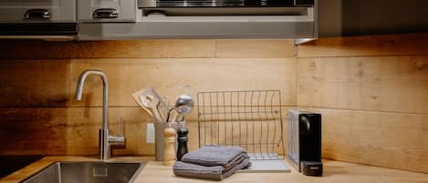 ثلاجة، ميكروويف، موقد طهي مسطح، ماكينة لصنع القهوة/الشاي