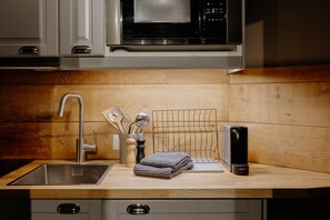 ثلاجة، ميكروويف، موقد طهي مسطح، ماكينة لصنع القهوة/الشاي