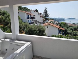 Junior Studio Suite | Frette Italian sheets, premium bedding, individually decorated