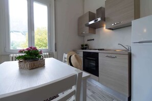 Kylskåp, ugn, spishäll och kaffe- och tebryggare